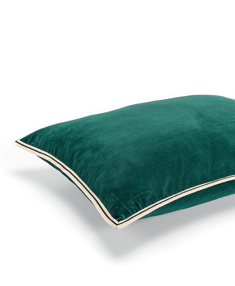 Das Produktbild zeigt das Kissen Aristote in der Farbe turquoise – im RAUM concept store