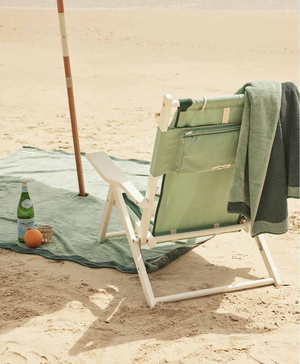 Moodbild der Stranddecke „Beach Blanket“ in der Farbe Rivie Green  aus der 2024 Sommer Kollektion von Business & Pleasure im RAUM concept store.