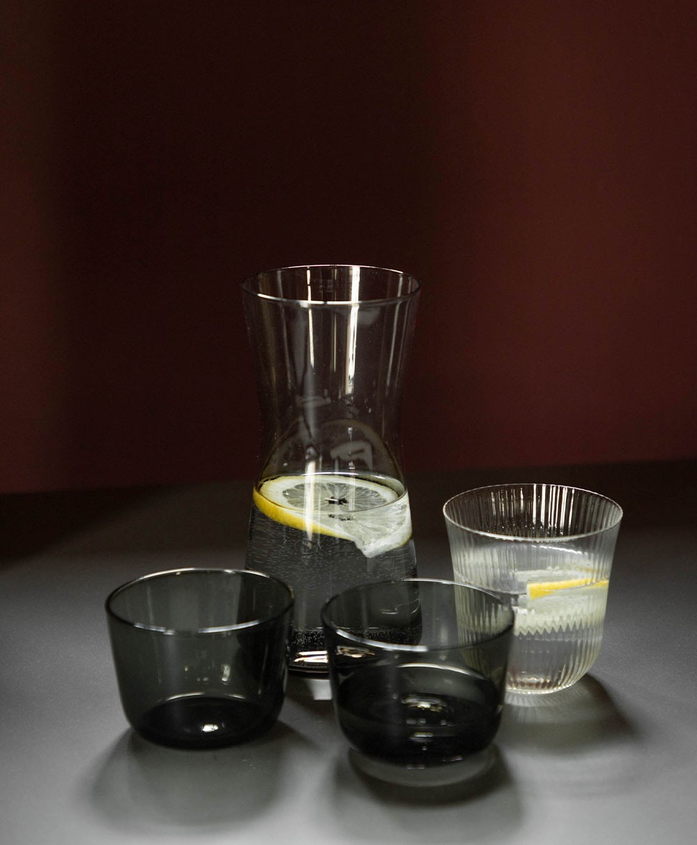Hier abgebildet Karaffe und Glas CENA von Serax - RAUM concept store