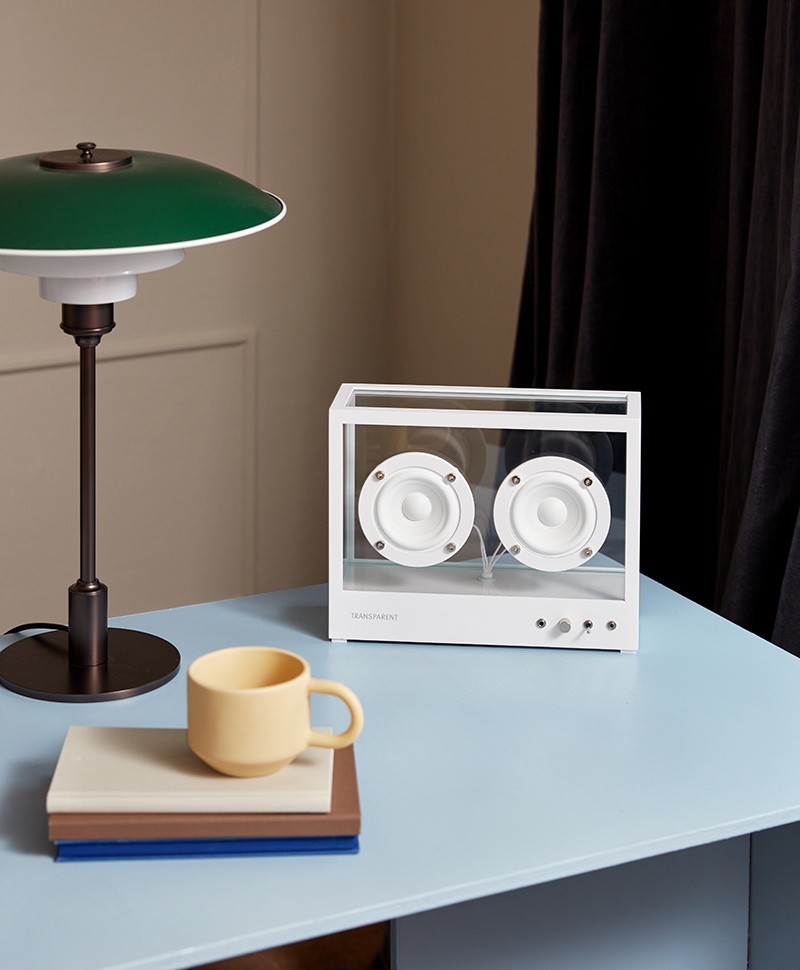 Hier ist ein Moodfoto des kleinen Transparent Speakers in der Farbe White von der Marke Transparent Sound zu sehen – im Onlineshop RAUM concept store
