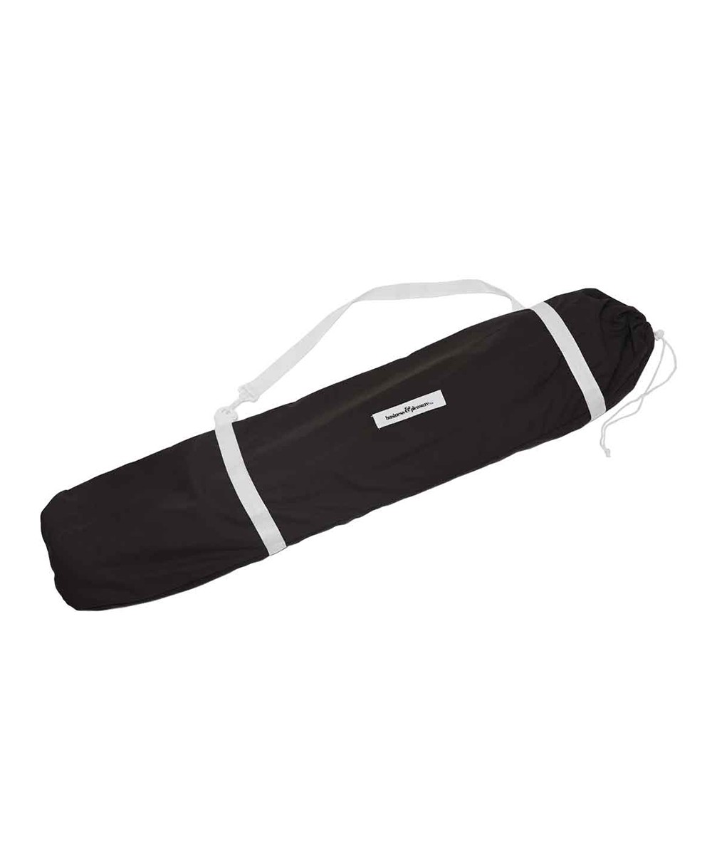 Der zusammengepackte Sonnenschirm „Holiday Beach Umbrella“ im schwarzen Design aus der 2023 Sommer Kollektion von Business&Pleasure im RAUM concept store.