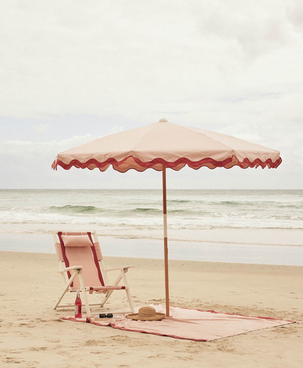 Moodbild des Sonnenschirms Amalfi Beach Umbrella  im Rivie Pink Design aus der 2024 Sommer Kollektion von Business & Pleasure im RAUM concept store.