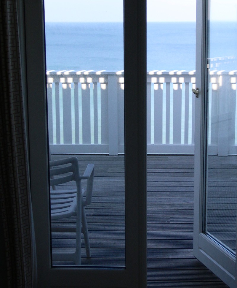 Blick auf den Balkon der Zimmer des Hotels Helenekilde