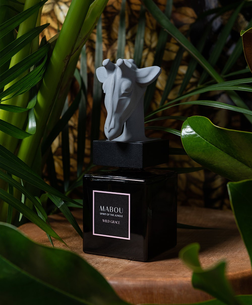 Moodbild der Duftskulptur Giraffe Wild Grace von Mabou – im RAUM concept store