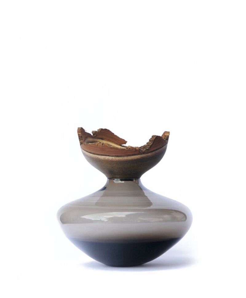 Hier sehen Sie ein Produktfoto der Vase Bloom Smoke von Utopia & Utility at RAUM concept store