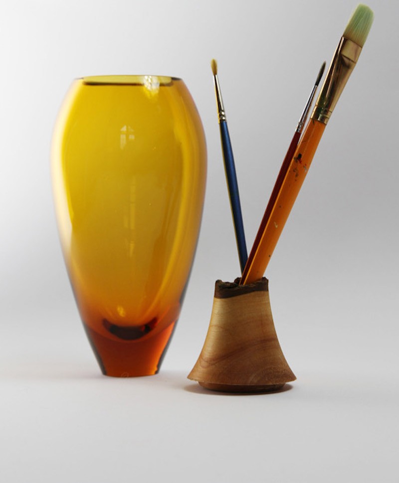 Dieses Moodbild zeigt die Glasvase Matisse 1 in amber von Utopia & Utility im RAUM concept store.