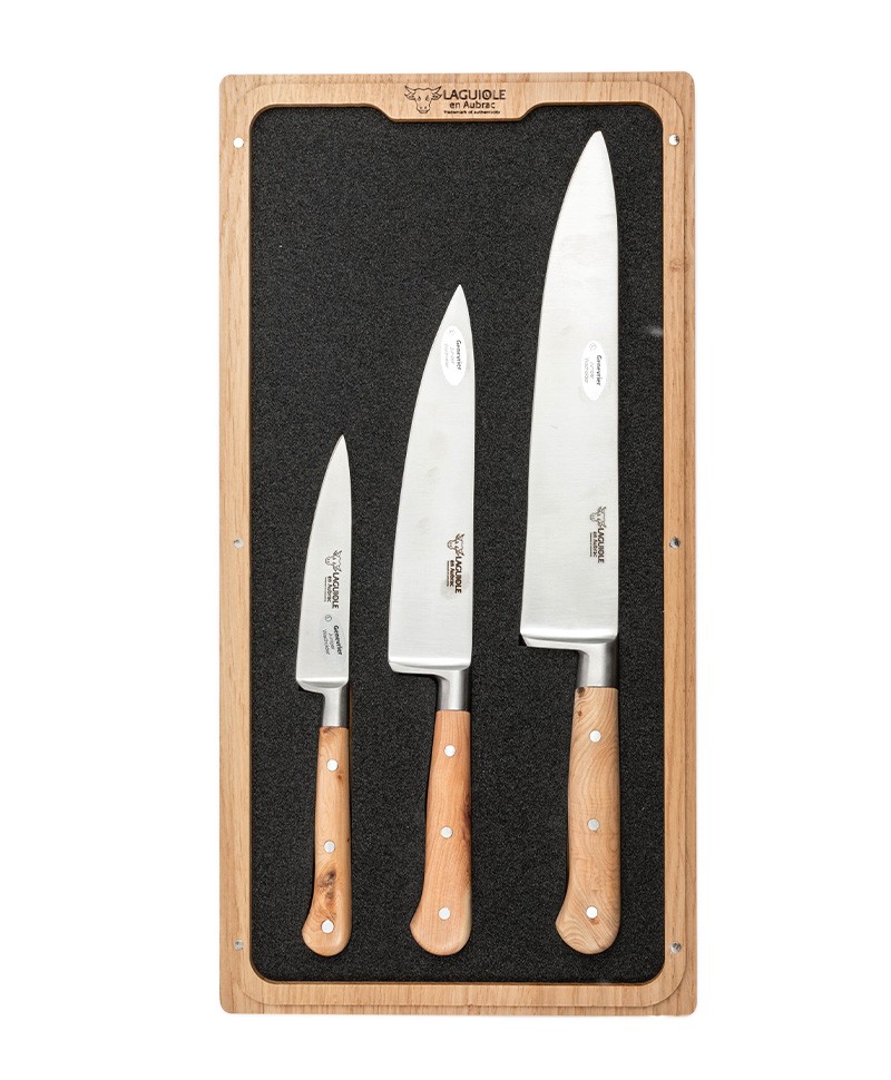 Hier abgebildet das Laguiole 3er Messer-Set in Wacholder von Laguiole en Aubrac - RAUM concept store