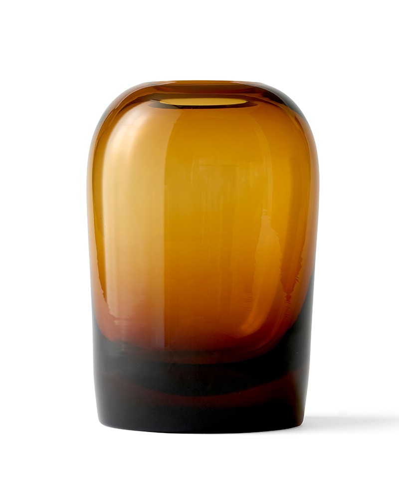 Hier sehen Sie ein Foto der Troll Vase von Menu in amber in XL
