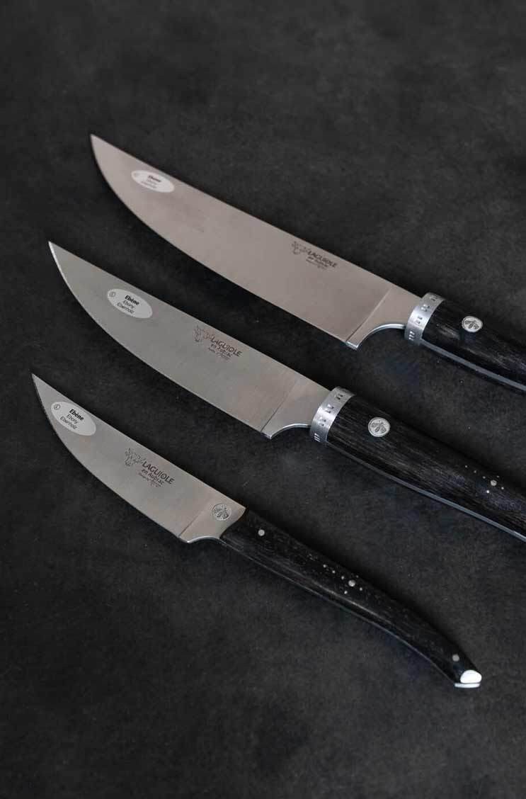 Verschiedene luxuriöse Messer von Laguiole en Aubrac im RAUM concept store