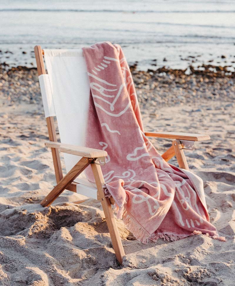 Hier abgebildet ist ein Moodbild des Beach Towel in le basque pink von Business & Pleasure Co. – im RAUM concept store