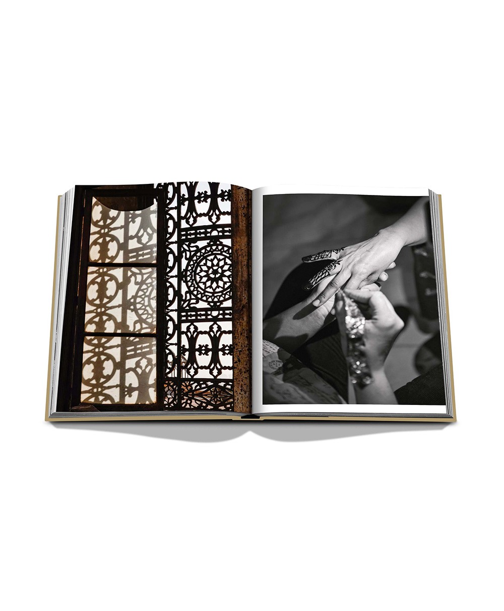 Aufgeschlagene Seite des Coffee Table Books „Cairo Eternal“ von Assouline im RAUM concept store 
