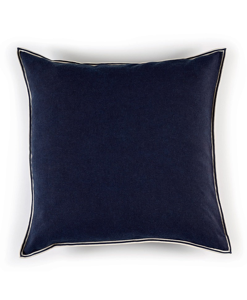 Das Produktbild zeigt das große quadratische Kissen Philia in der Farbe Bleu Encre – im RAUM concept store