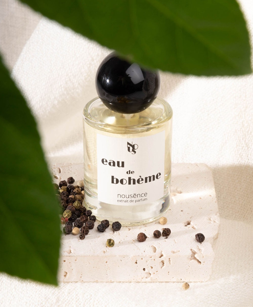 Dieses Moodbild zeigt das Parfum Eau de Boheme von Nousence  mit Früchten im RAUM concept store.