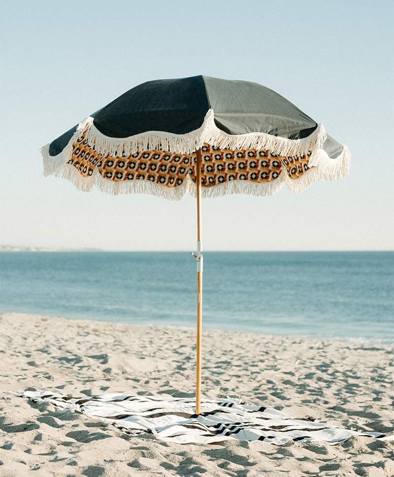 Hier abgebildet ist ein Moodbild des Premium Beach Umbrella in bottle green von Business & Pleasure Co. – im RAUM concept store