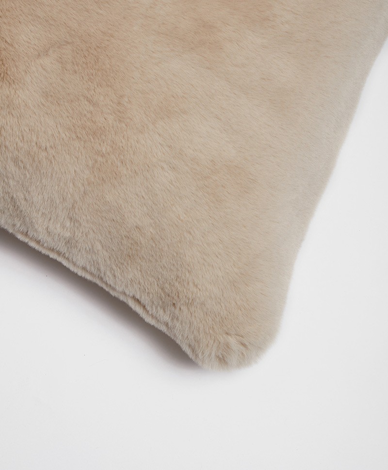 Das Foto zeigt eine Detailaufnahme des Kissen aus Kunstfell von der Marke Apparis in der Farbe latte – im Onlineshop RAUM concept store