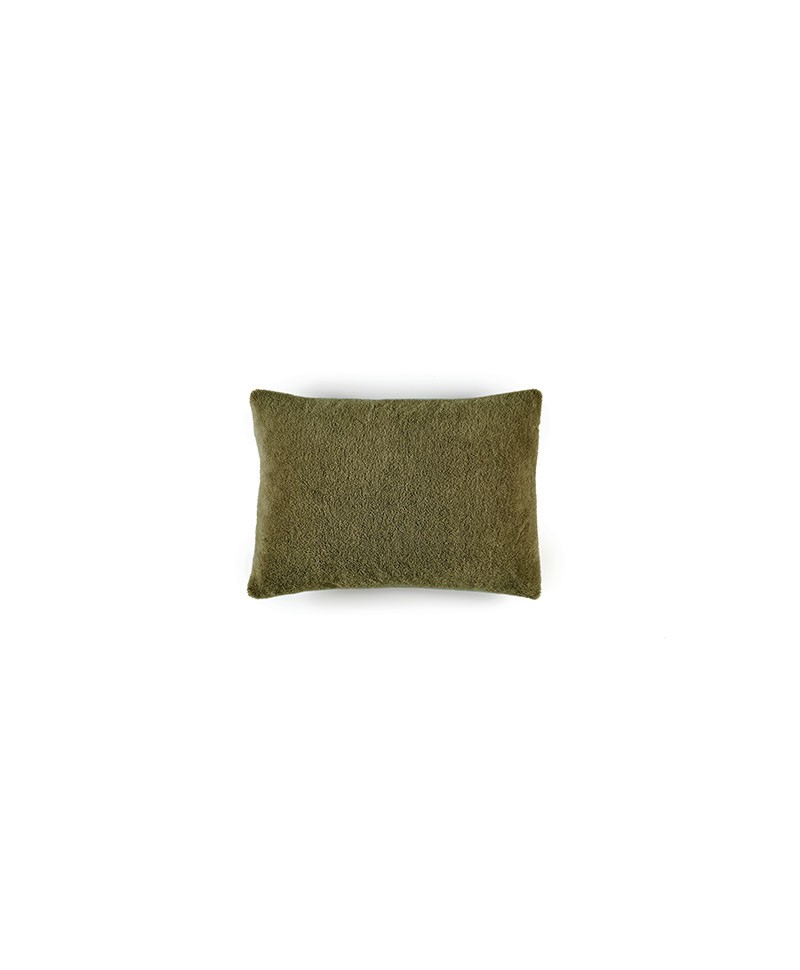 Das Produktbild zeigt das kleine Wollsamt-Kissen Wool Plush in der Farbe Kaki von Élitis im RAUM concept store