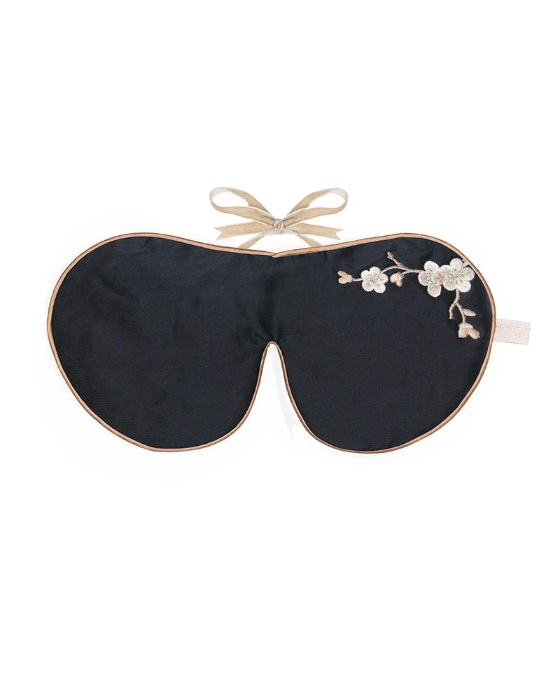 Produktfoto der Schlafmaske aus Seide mit Lavendelduft in der Farbe Schwarz von Holistic Silk