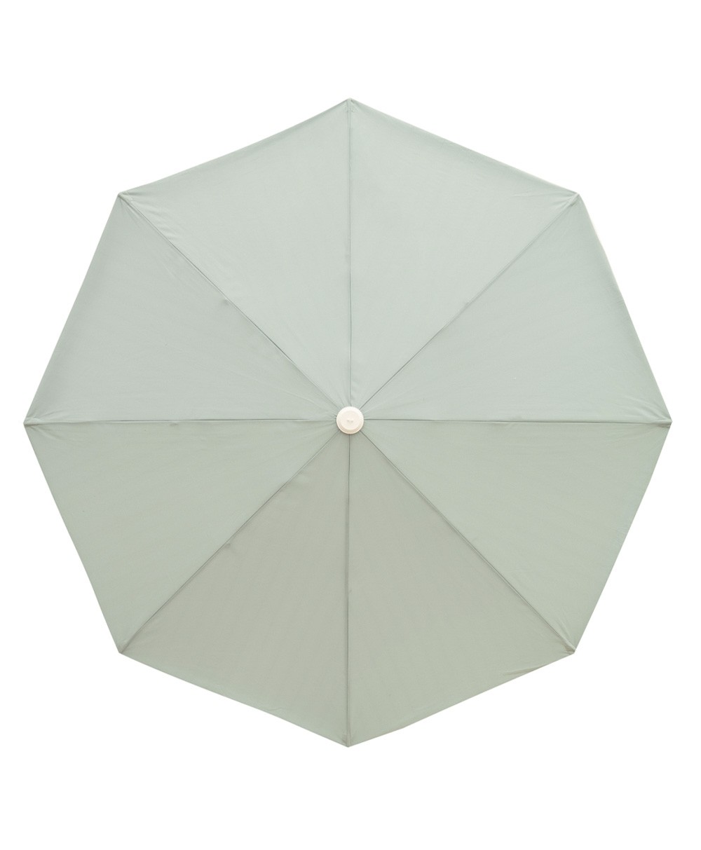 Der Sonnenschirm Amalfi Beach Umbrella  im Rivie Green Design aus der 2024 Sommer Kollektion von Business & Pleasure im RAUM concept store.