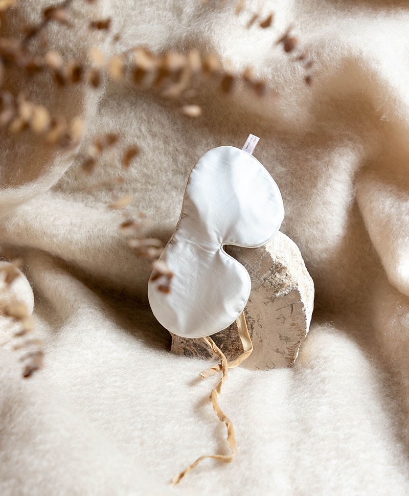 Moodfoto der seidenen Schlafmaske von Holistic Silk in der Farbe weiß