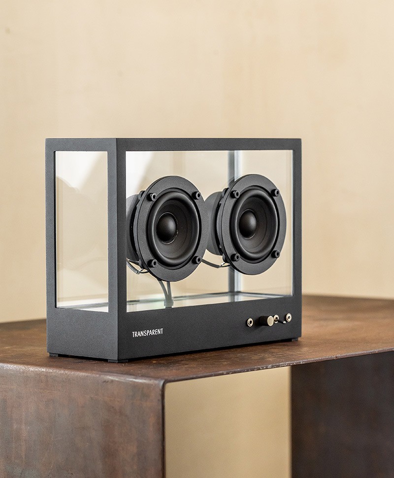 Hier ist ein Moodfoto des kleinen Transparent Speakers in der Farbe Black von der Marke Transparent Sound zu sehen – im Onlineshop RAUM concept store