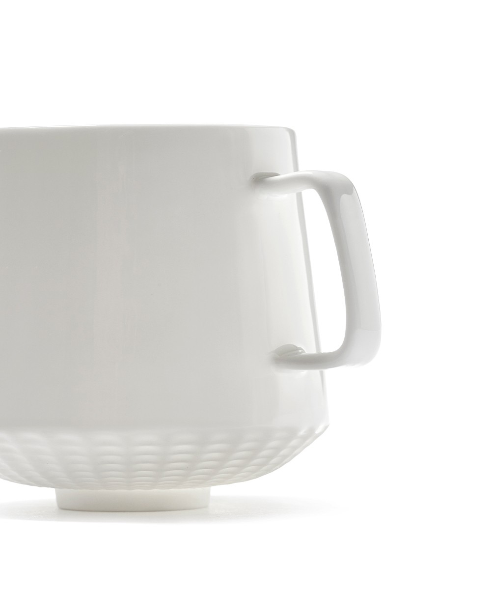 Weiße Tasse aus der Kollektion NIDO von SERAX in Kooperation mit Ann Van Hoey im RAUM concept store.