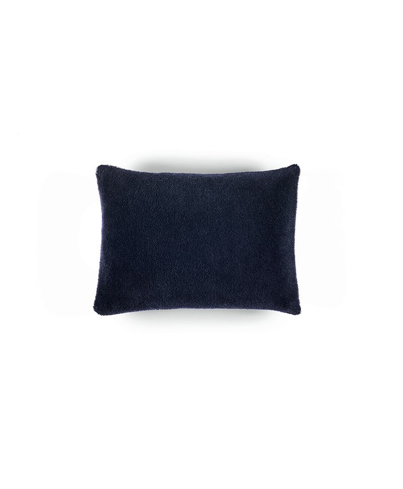 Das Produktbild zeigt das große Wollsamt-Kissen Wool Plush in der Farbe Bleu Nuit von Élitis im RAUM concept store