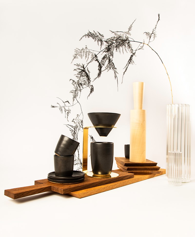 Moodbild, das verschiedene Produkte von raumgestalt zeigt, darunter die Schneidebretter, Kaffeebecher und ein Kaffee-Filter-Set