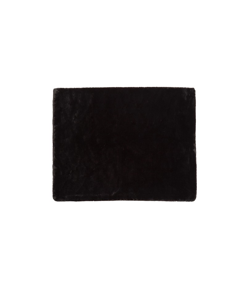 Das Produktfoto zeigt die ausgebreitete Decke Little Brady von der Marke Apparis in der Farbe noir – im Onlineshop RAUM concept store