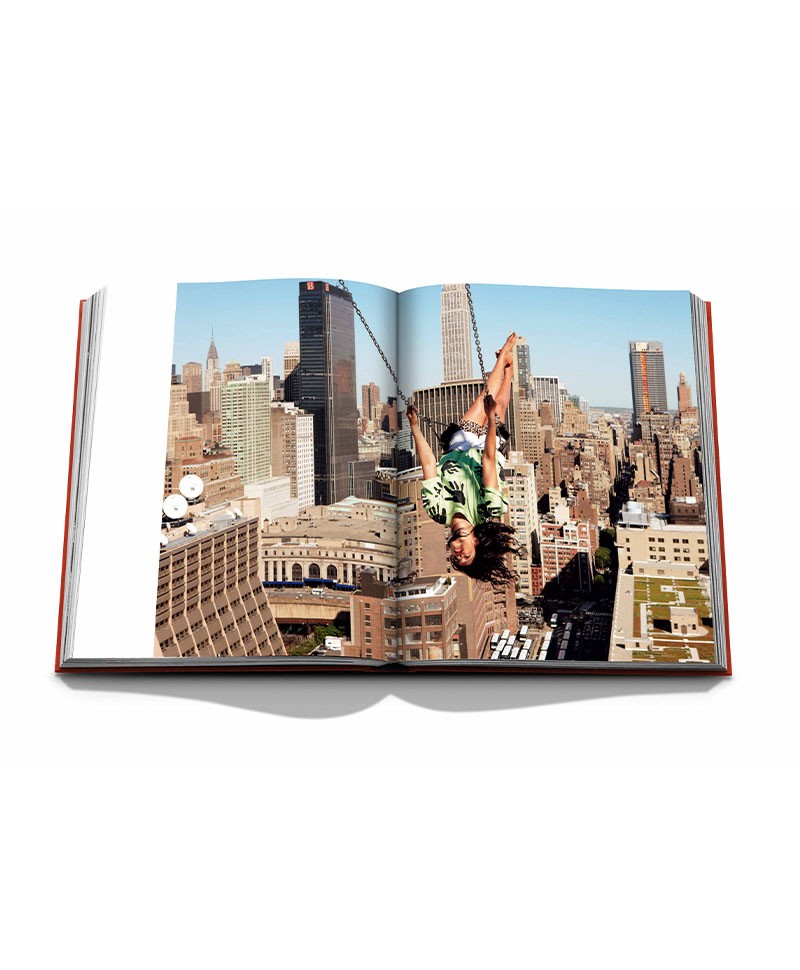 Hier sehen Sie eine offene Seite von dem Bildband New York by New York von der Marke Assouline – RAUM concept store