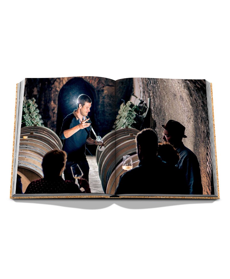 Einblick in den Bildband Impossible Collection of Champagne  von Assouline – im Onlineshop RAUM concept store