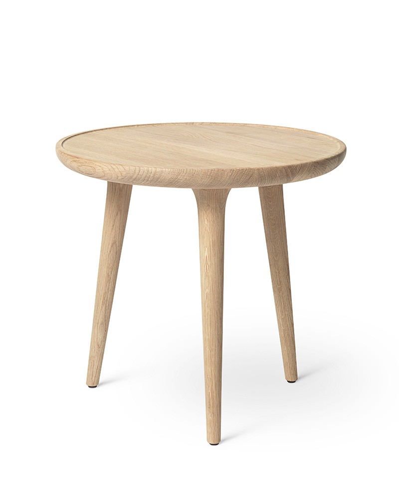 Mater Accent Table - Tisch aus zertifiziertem Eichenholz at RAUM concept store