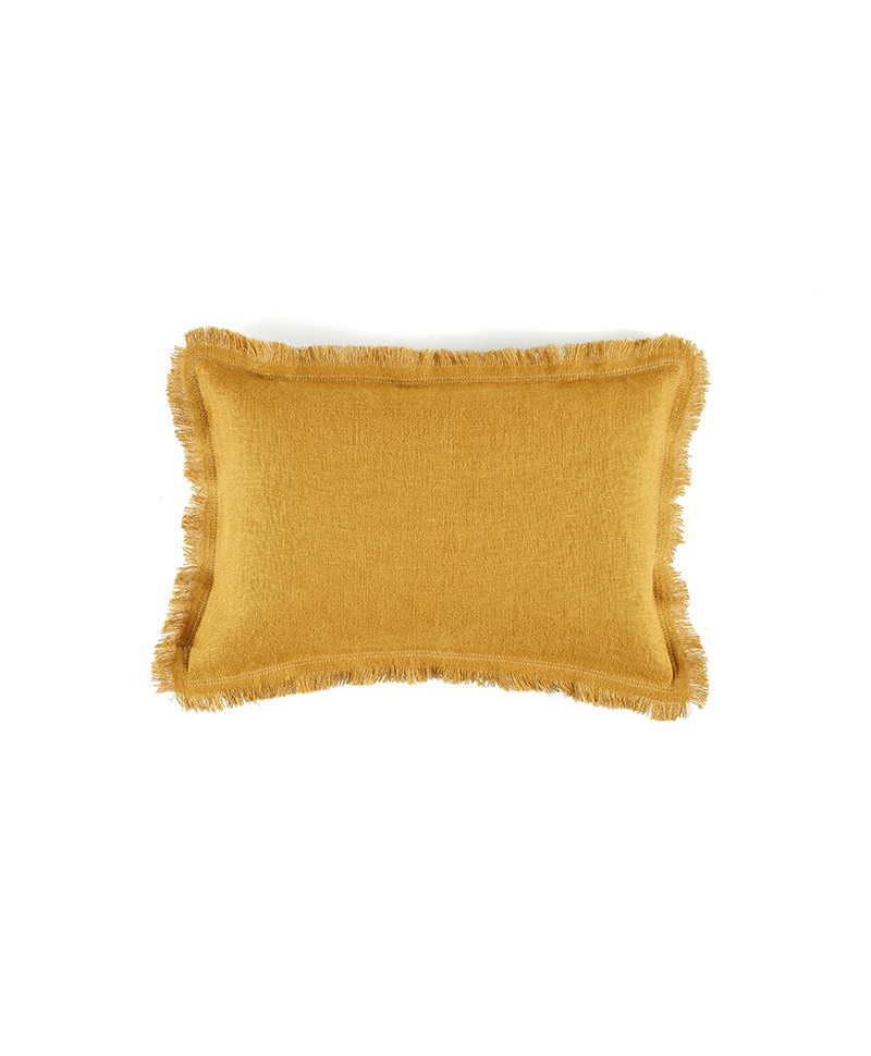 Das Produktbild zeigt das kleine Kissen Karma in der Farbe honey – im RAUM concept store