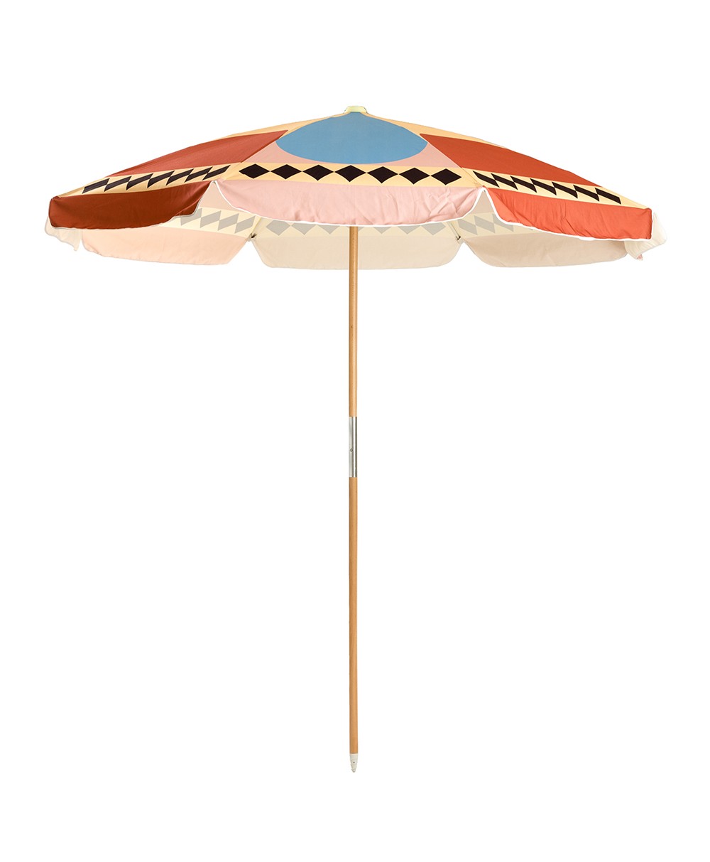 Der Sonnenschirm Amalfi Beach Umbrella  im Diamond Design aus der 2023 Sommer Kollektion von Business&Pleasure im RAUM concept store.