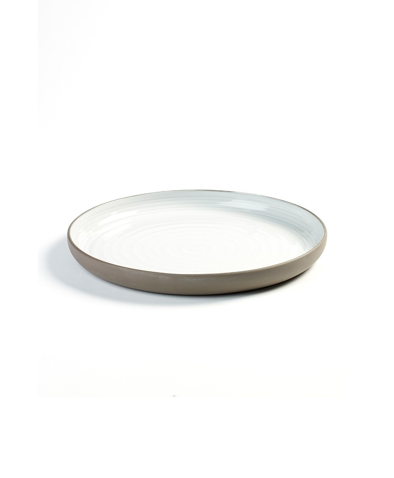 Hier sehen Sie einen Teller in L von der Marke Serax aus der DUSK Kollektion – im Onlineshop RAU concept store
