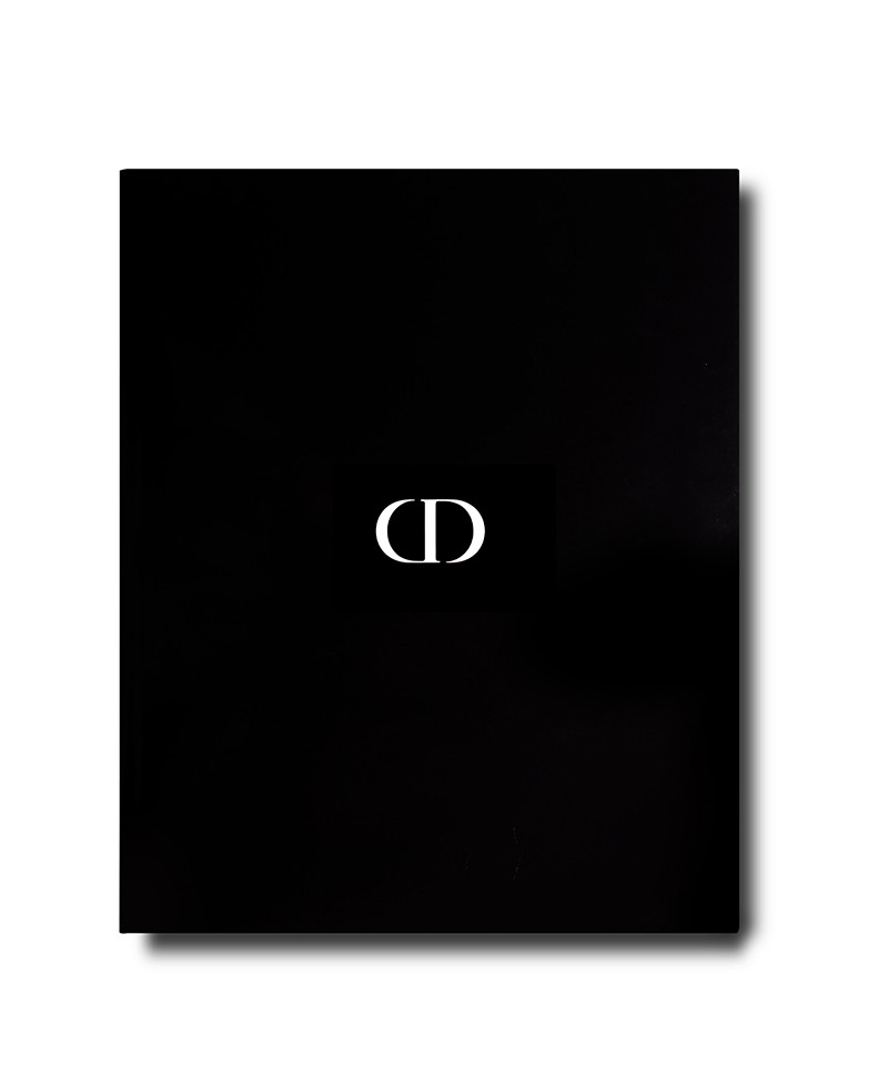 Hier sehen Sie ein Foto vom Bildband Dior by YSL von Assouline im RAUM concept store