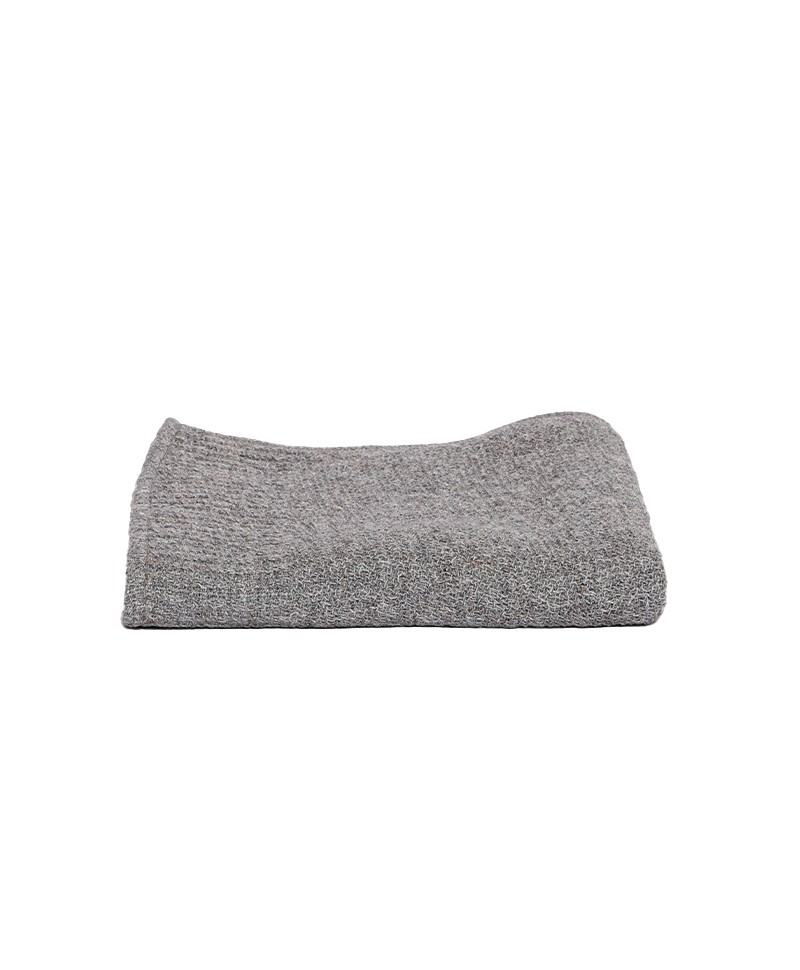 Hier abgebildet ist das Japanische Handtuch-Lana in grey von Kenkawai – im RAUM concept store