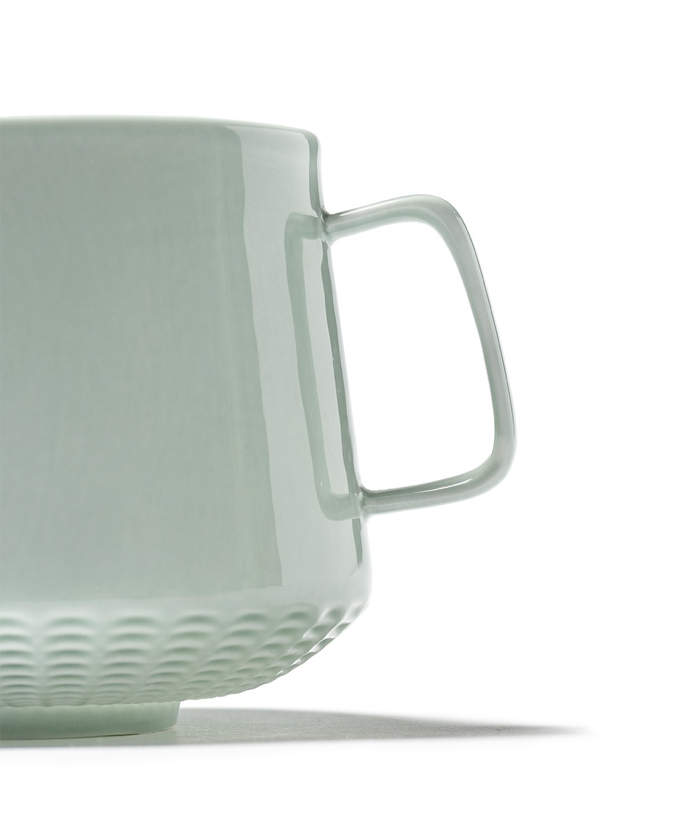 Grüne Tasse aus der Kollektion NIDO von SERAX in Kooperation mit Ann Van Hoey im RAUM concept store.