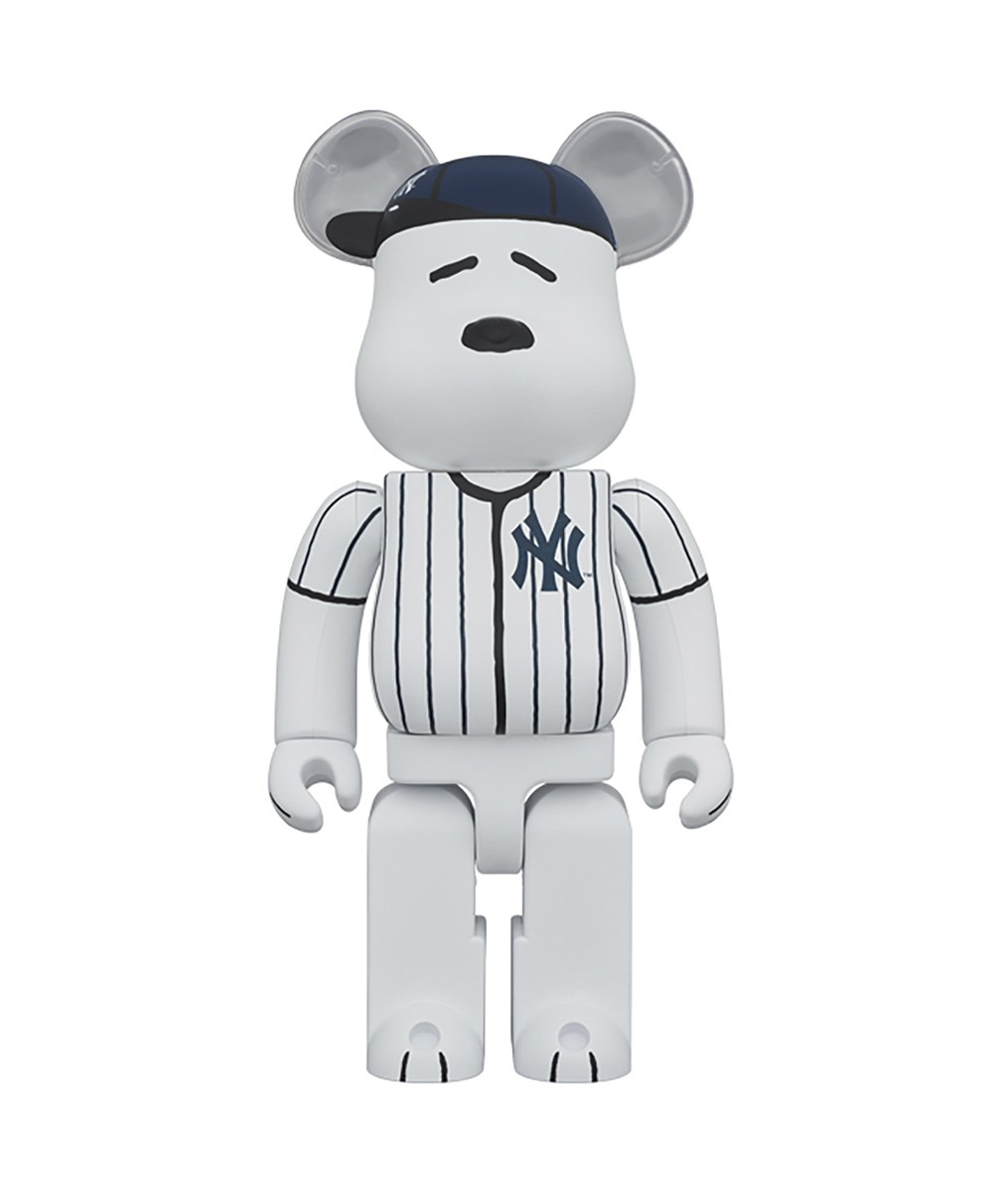 Be@rbrick Snoopy 1000% mit New York Yankees Jacke und Mütze.