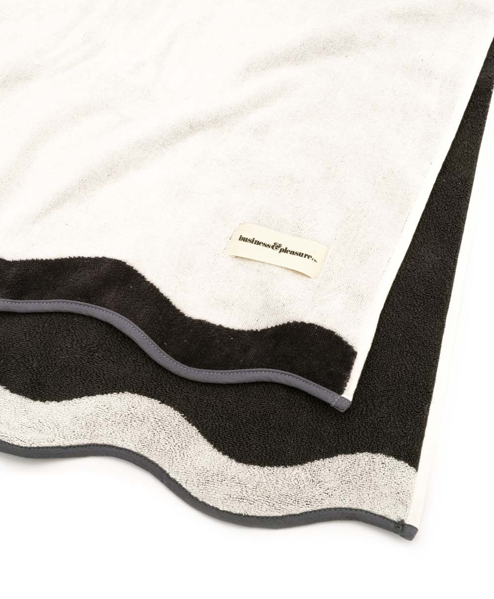 Das Strandtuch „Beach Towel“ in der Farbe Rivie White aus der 2024 Sommer Kollektion von Business & Pleasure im RAUM concept store.