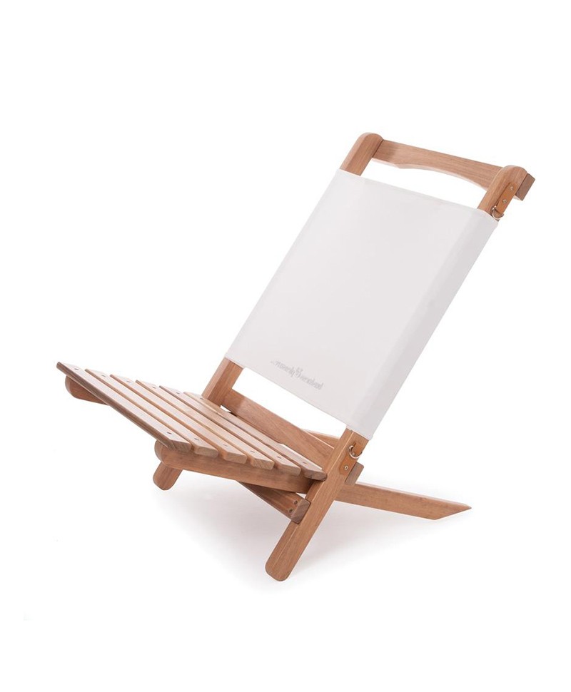Hier abgebildet ist der The 2-Piece Chair in antique white von Business & Pleasure Co. – im RAUM concept store
