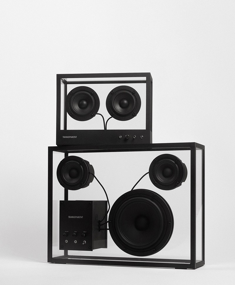 Hier ist ein Moodfoto des kleinen und  großen Transparent Speakers in der Farbe Black von der Marke Transparent Sound zu sehen – im Onlineshop RAUM concept store