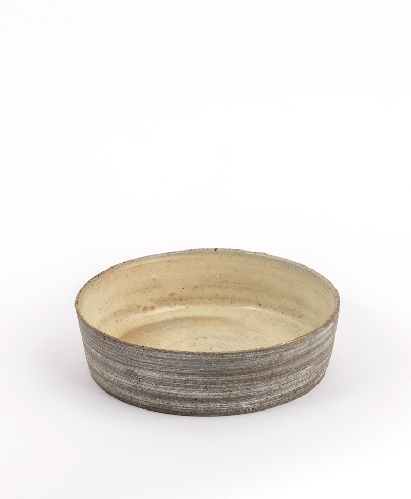 Hier sehen Sie: Handgefertigte Keramik-Schale flach%byManufacturer%