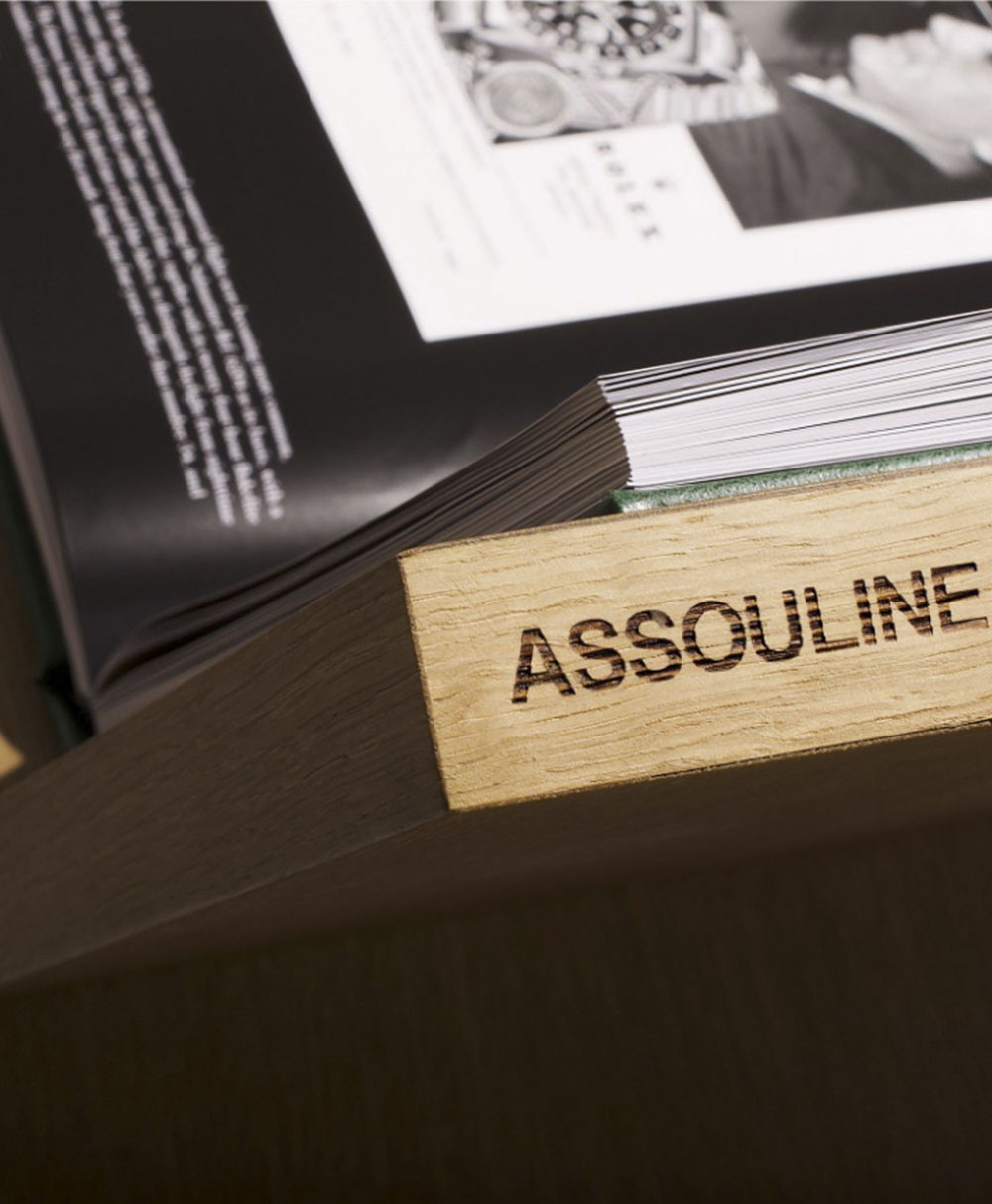 Hier abgebildet ist der Buchständer Allure von der Marke Assouline in naturel – im Onlineshop RAUM concept store