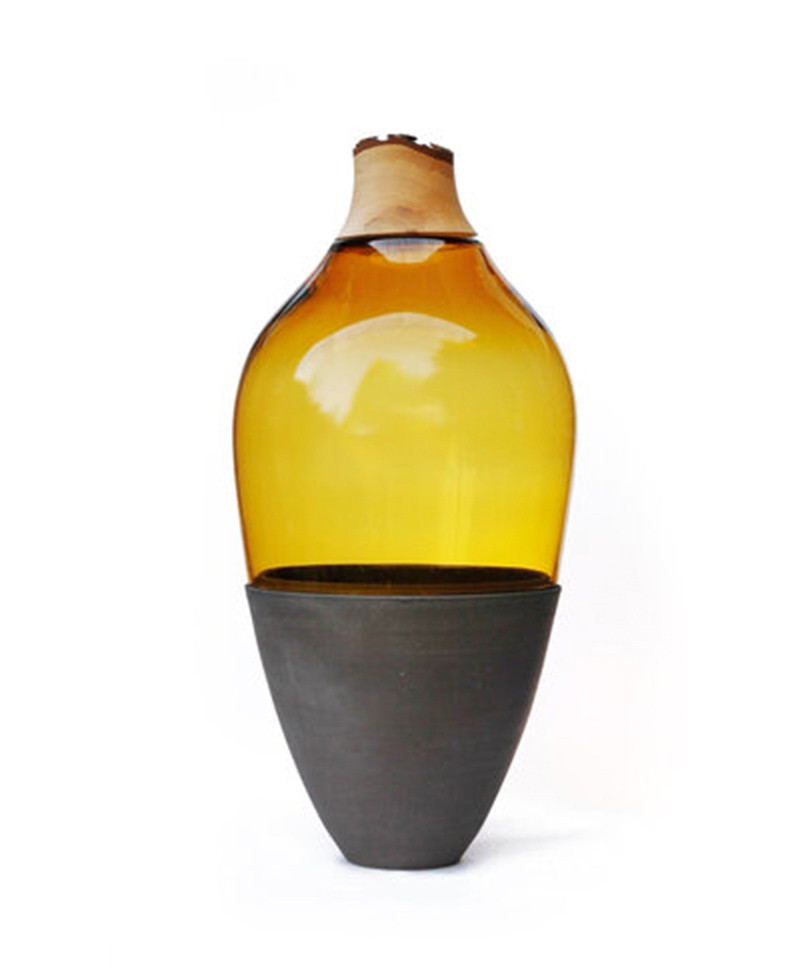 Hier sehen Sie ein Produktfoto der Vase TSV 5 in Amber von Utopia & Utility at RAUM concept store
