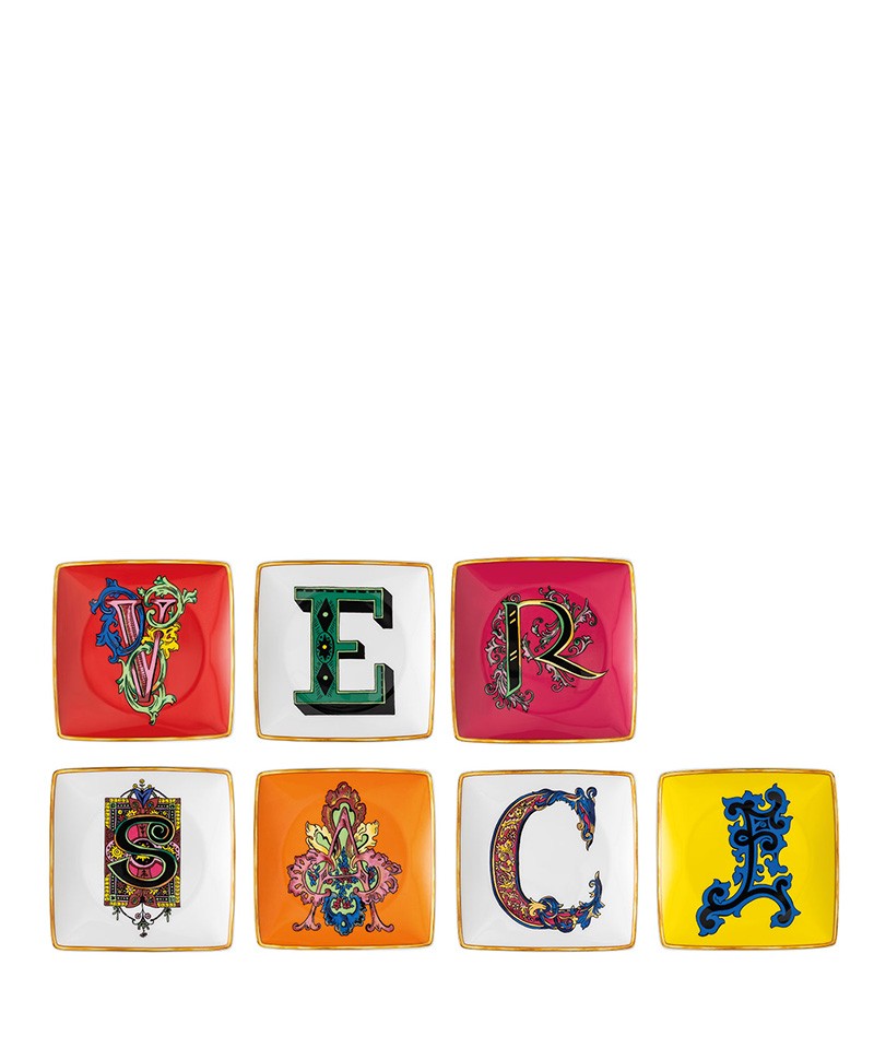 Hier sehen Sie ein Produktbild von der Kollektion Rosenthal x Versace Alphabet Set - RAUM concept store