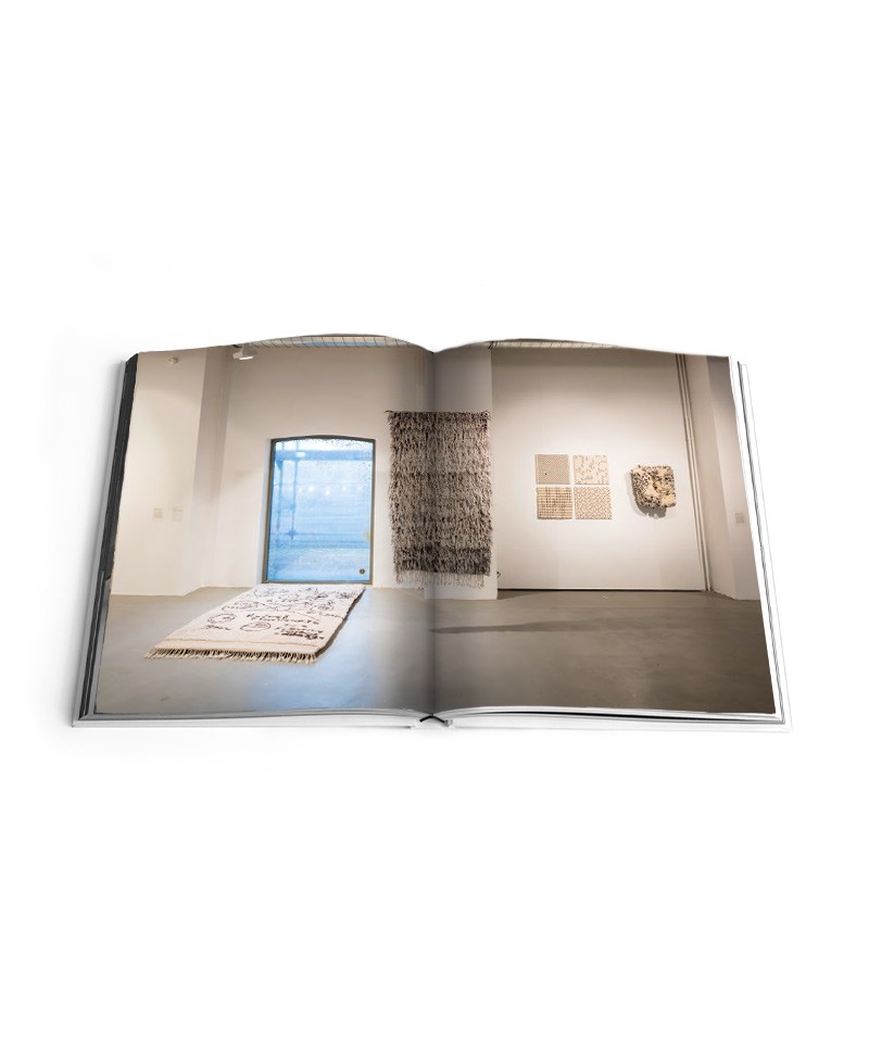 Hier sehen Sie die Innenansicht des Bildband The Art Library: Discovering Arab Artists von Rizzoli New York – im Onlineshop RAUM concept store Hier sehen Sie die Innenansicht des Bildband The Art Library: Discovering Arab Artists von Rizzoli New York – im Onlineshop RAUM concept store
