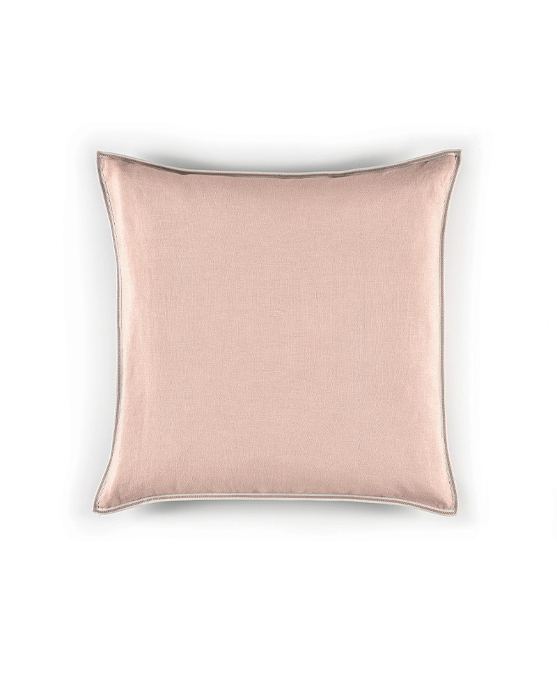 Das Produktbild zeigt das kleine quadratische Kissen Philia in der Farbe sweet pink – im RAUM concept store