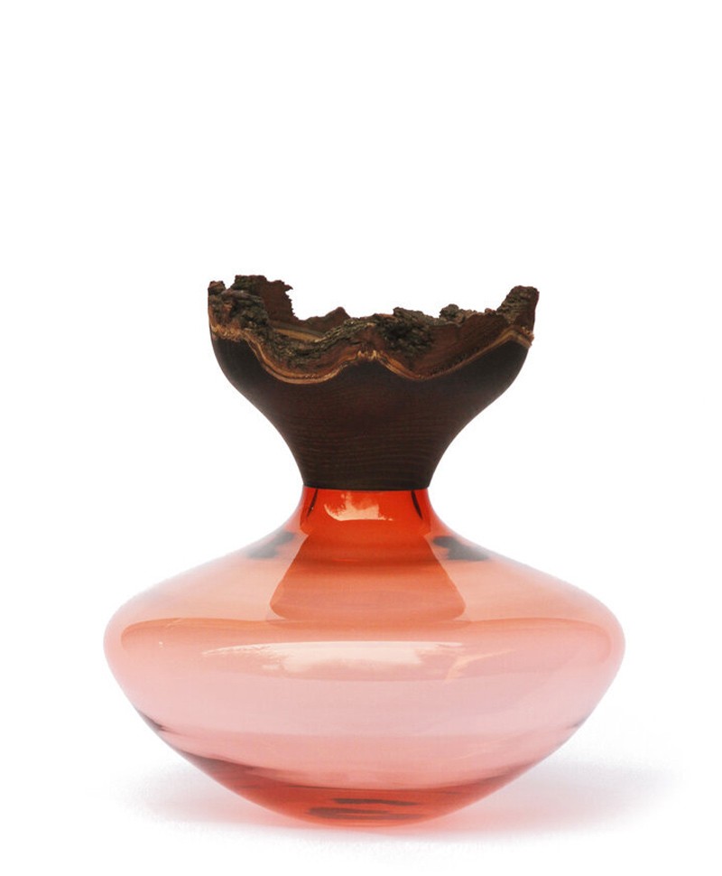 Dieses Produktbild zeigt die Glasvase Bloom peach von Utopia & Utility im RAUM concept store.