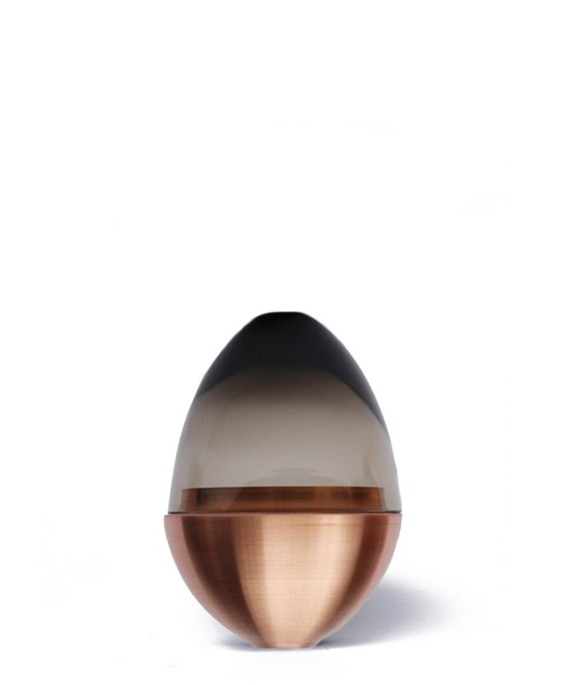 Dieses Produktbild zeigt die Glasvase Faberge in smoke copper von Utopia & Utility im RAUM concept store.