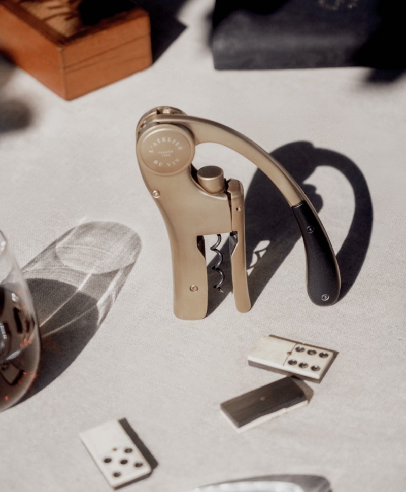 Dieses Moodbild zeigt den Oeno Flaschenöffner in gold von L'Atelier du Vin im RAUM concept store